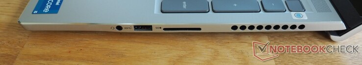 Höger sida: Ljud, USB-A 3.2 Gen 1, SD-kortläsare