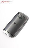 HTC:s One Mini 2 är bekväm att hålla i tack vare storleken och den rundade baksidan.