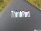 Den distinkta ThinkPad-logon på skärmen och huvudenheten...