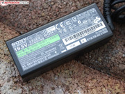 Den praktiska nätdelen på 40 watt räcker för att hantera den maximala strömförbrukningen på 34 watt. Den praktiska nätdelen på 40 watt räcker för att hantera den maximala strömförbrukningen på 34 watt.