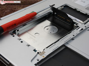 En 2,5-tums HDD/SSD får plats rent fysiskt men fungerar inte tekniskt (enligt Sony). En 2,5-tums HDD/SSD får plats rent fysiskt men fungerar inte tekniskt (enligt Sony).