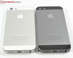 Vår testenhet ("space grey") jämförd med en vit iPhone 5