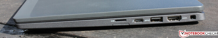 Just det: MicroSD, platshållare för eSim-kort (ej användbart), USB Type-C med Thunderbolt 4, USB 3.0 Type-A, HDMI 2.0, Noble Lock