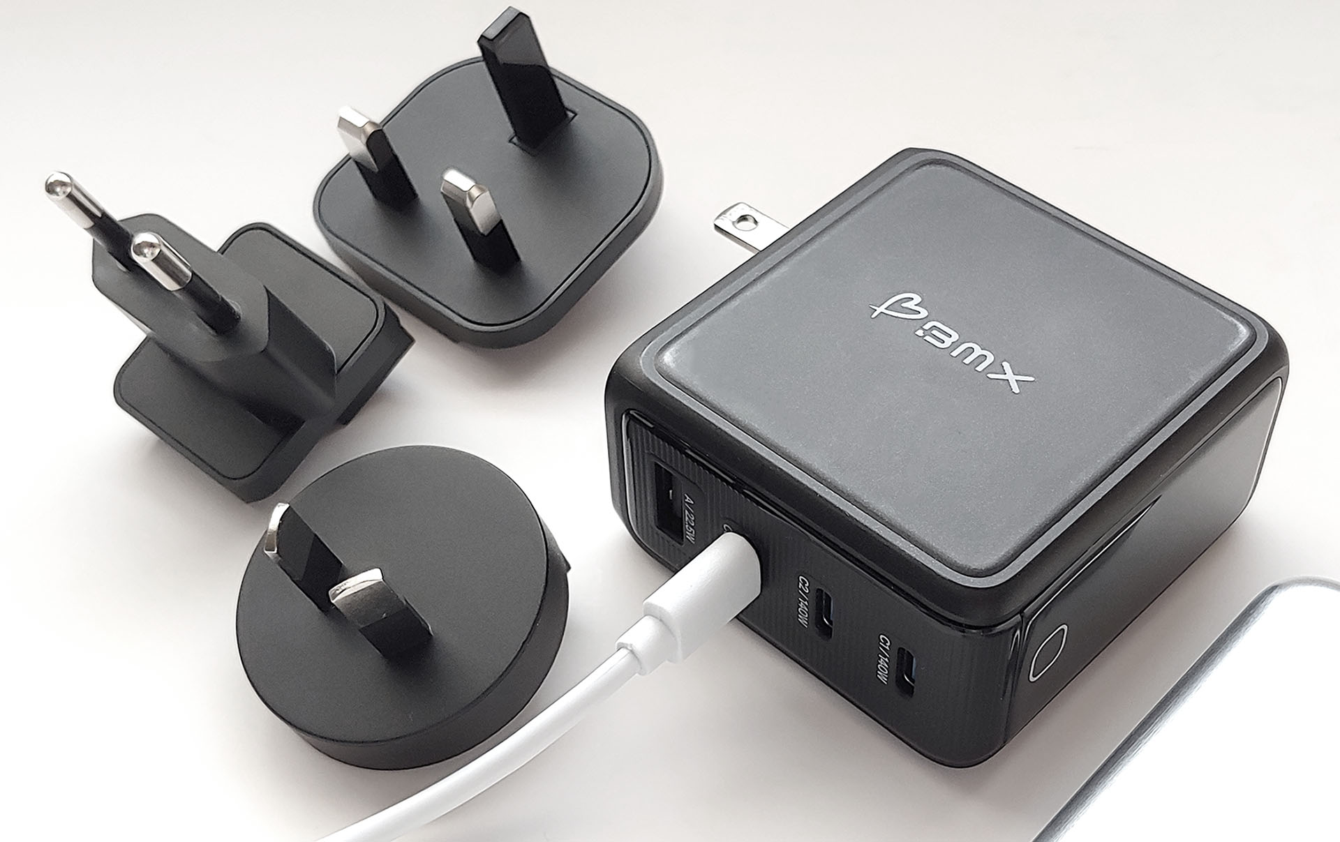 BMX GaNSTA 140W USB-laddare med nätadaptrar för hela världen.