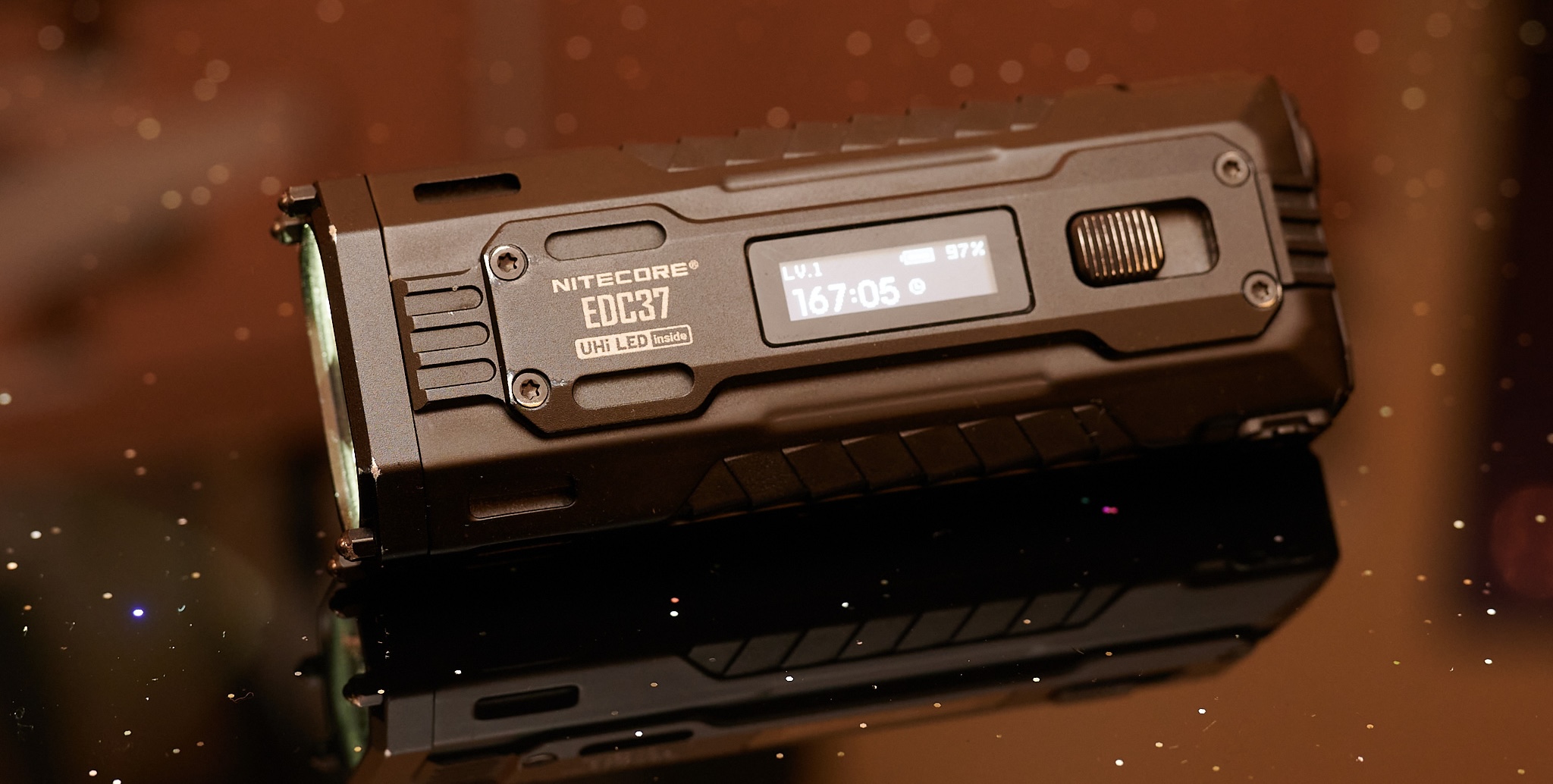 Nitecore EDC37 har en OLED-skärm (Bildkälla: Andreas Sebayang/Notebookcheck)