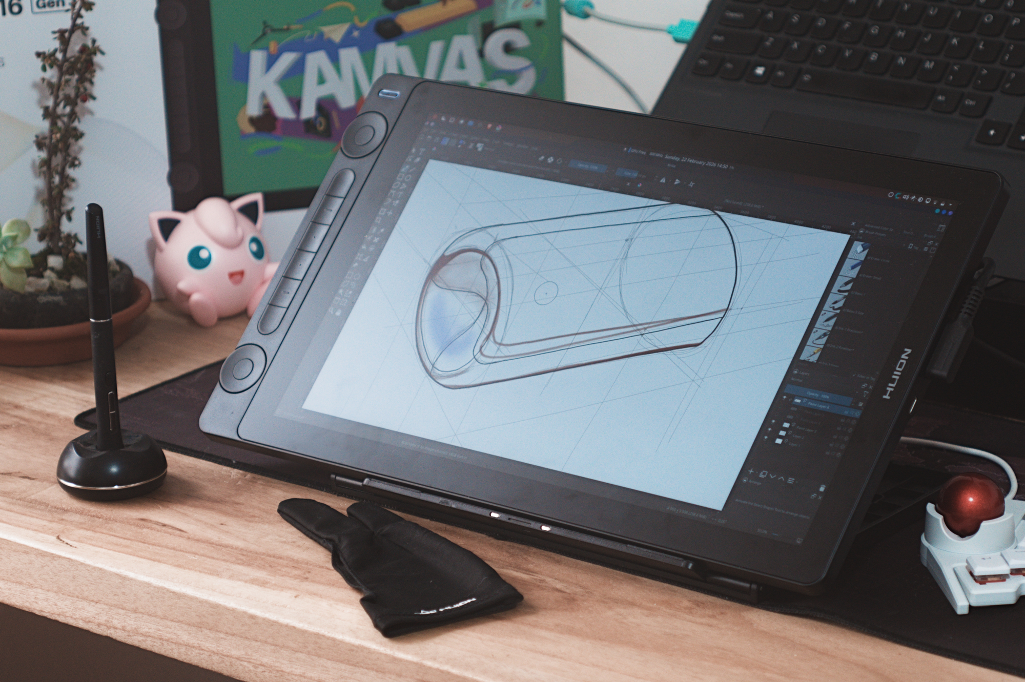 Huion Kamvas 16 Gen 3 på skrivbordet med stylus, rithandske och tangentbord