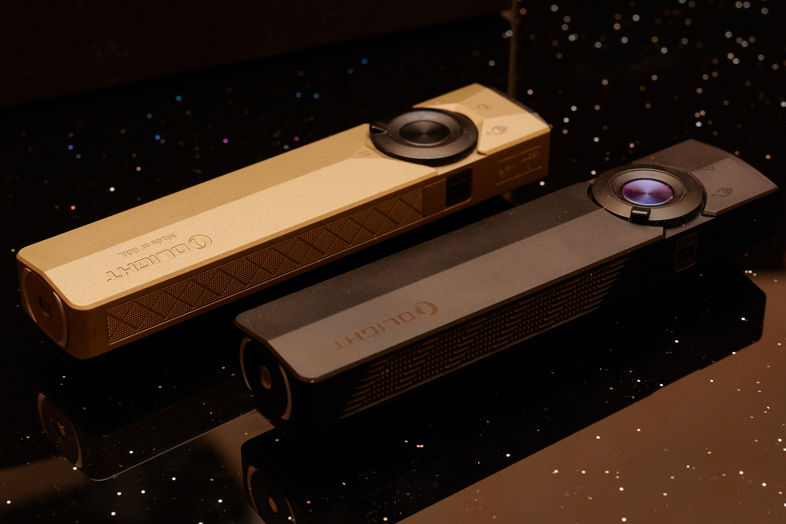 Arkpro Ultra (överst) och Arkpro (nederst, svart) i testet. (Bildkälla: Andreas Sebayang/Notebookcheck.com)