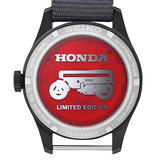 Bakifrån på Seiko 5 Sports Field x Honda Motocompo Limited Edition, där den genomskinliga baksidan med Motocompo-silhuetten och det ingraverade serienumret syns.