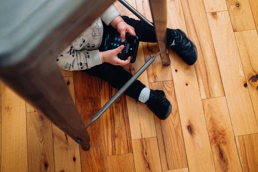 Förvandla skärmtid till inlärningstid: 7 pedagogiska appar som faktiskt lär ut, inte bara underhåller. Ett barn som håller i en surfplatta på bilden. (Bildkälla: charlesdeluvio - Unsplash)