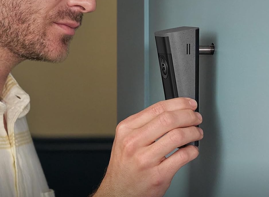 Ring Peephole Camera 2K förvandlar ett befintligt dörrkikshål till en smart säkerhetskamera utan att man behöver borra hål.