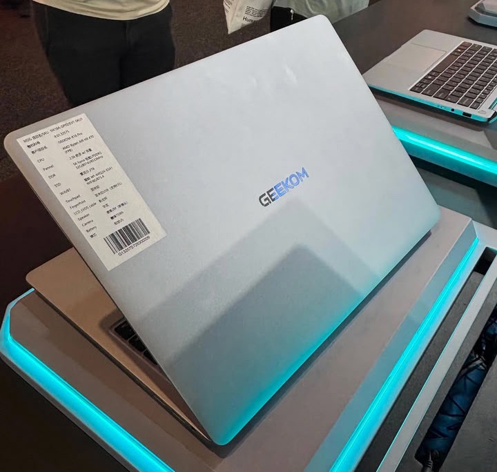 Geekom GeekBook X16 Pro har en förstklassig konstruktion i magnesiumlegering.