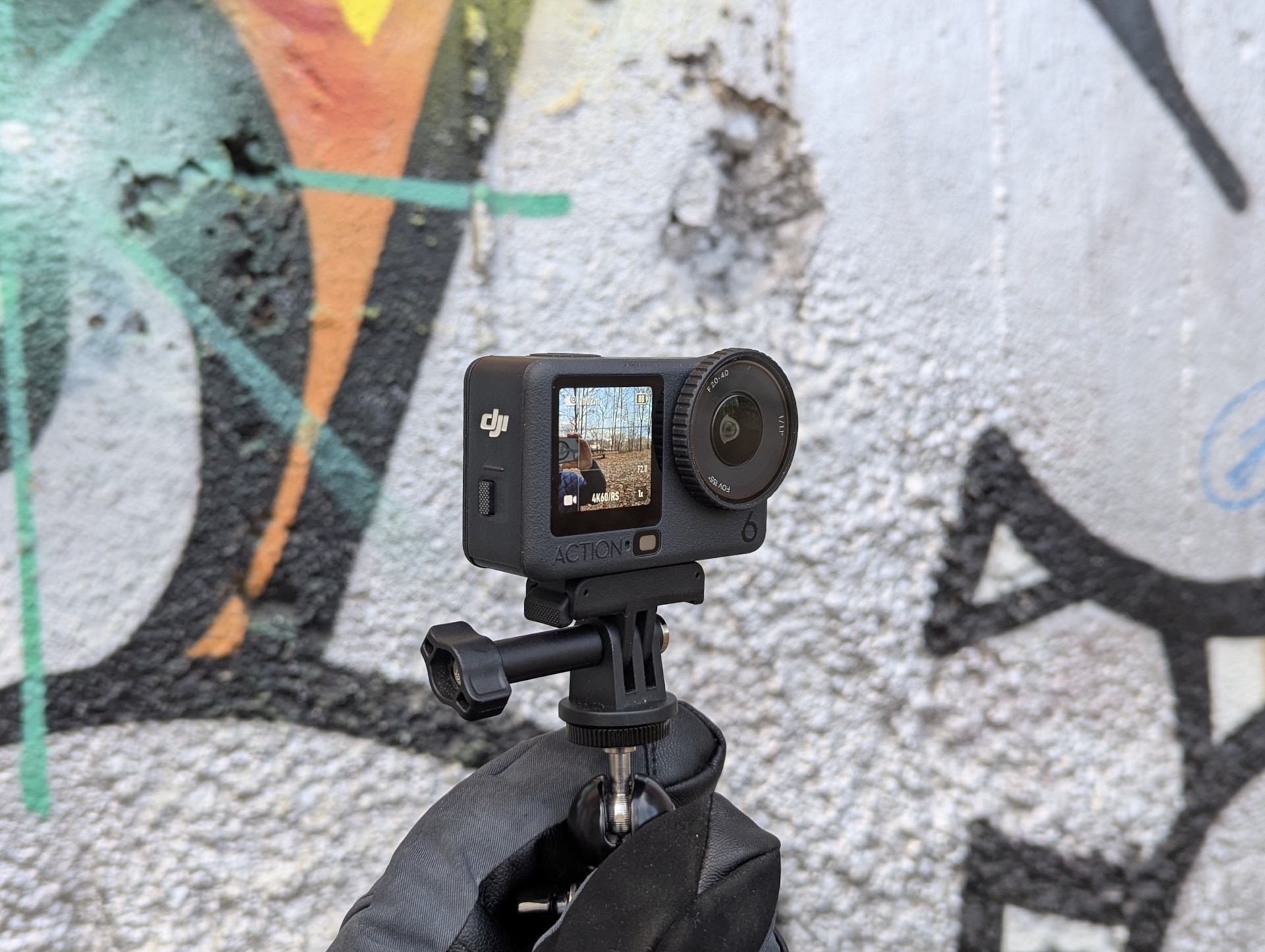 DJI Osmo Action 6 framför en graffitivägg