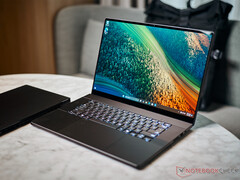 ProArt P16 har fått flera uppdateringar sedan den ursprungliga lanseringen för över ett år sedan. (Bildkälla: Notebookcheck)