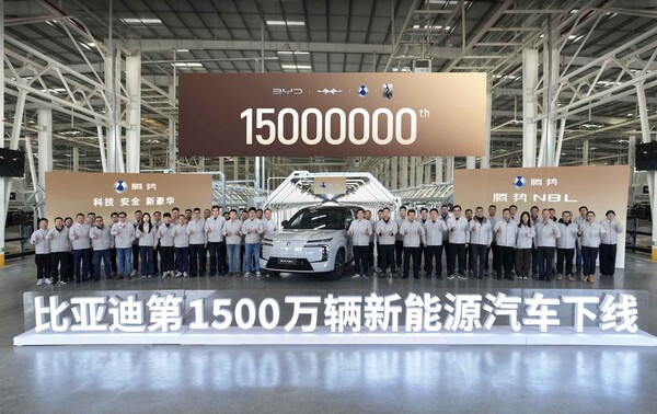 Produktionsrekord: BYD firade produktionen av sin 15 miljonte New Energy Vehicle (NEV). En Denza N8L rullade av monteringsbandet vid Jinan-fabriken i Kina som jubileumsmodell. (Bild: BYD)