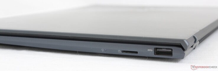 Höger: MicroSD-kortläsare, USB-A 3.2 Gen. 1