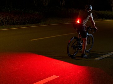 Den röda lysdioden på Olight Oclip 2 kan ställas in på blinkande läge när du cyklar.