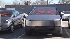 En defaced Tesla Cybertruck. Polisen i Colorado griper misstänkt kopplad till flera attacker mot Teslas butik (Bildkälla: CBS Colorado)