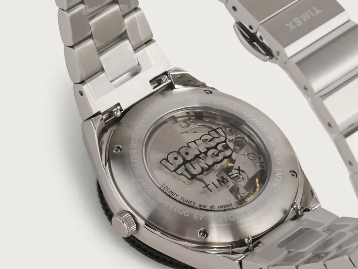 Baksidan av Timex Looney Tunes x M79 Automatic visar dess glasbaksida, där det automatiska urverket syns genom det genomskinliga fönstret, omgivet av Looney Tunes-varumärket.