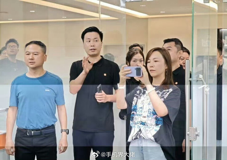 Detta spionskott visar tydligen Xiaomi 16 Pro Max och dess andra skärm på baksidan