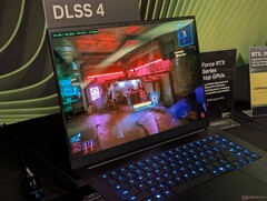 Razer Blade 16 på GDC 2025 kör Cyberpunk 2077 med DLSS 4 aktiv (Bildkälla: Notebookcheck)