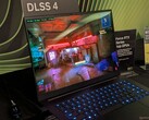 Razer Blade 16 på GDC 2025 kör Cyberpunk 2077 med DLSS 4 aktiv (Bildkälla: Notebookcheck)