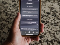 En hand som håller en smartphone med ChatGPT-gränssnittet öppet