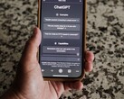 En hand som håller en smartphone med ChatGPT-gränssnittet öppet