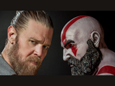 Ryan Hurst och Kratos staty ansikte mot ansikte från spelet God of War. (Bildkälla: Prime Video via X)