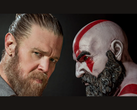 Ryan Hurst och Kratos staty ansikte mot ansikte från spelet God of War. (Bildkälla: Prime Video via X)
