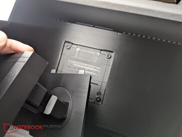 Stativet fästs på baksidan av monitorn