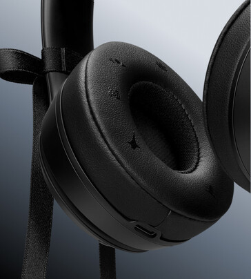 Den utsmyckade öronkudden har Jennie-inspirerade symboler.