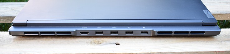 Baksida: HDMI, 3x USB-A, strömport med smal spets