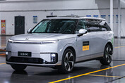 Första massproducerade Xpeng GX robotaxi rullar av produktionslinjen