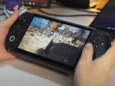 GPD Win 5 används med sitt 80 Wh batteripaket monterat. (Bildkälla: GPD)