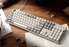 Keychron C2 Pro 8K på ett skrivbord omgivet av papper och böcker