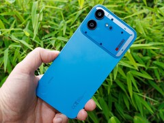 Nothing Phone (4b) har ett hölje av polykarbonat och uppfyller skyddsklass IP64.