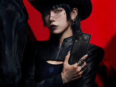 Den kommande speltelefonen kommer att ha ett batteri på 7.000 mAh. På bilden: en kampanjbild med en kvinna som håller i 11 Air. (Bildkälla: RedMagic)