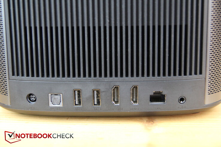 Bakåt: Ström, 2x USB-A 2.0, HDMI1 med ARC, HDMI2, LAN, ljuduttag