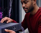 En person som ställer ett Lenovo-serverrack på plats.