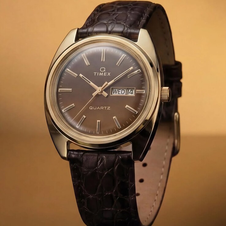 Timex Q 1976 Day and Date-nyutgåva med en rökbrun gradienturtavla, guldfärgade index och en mörkbrun läderrem med krokodilprägling.