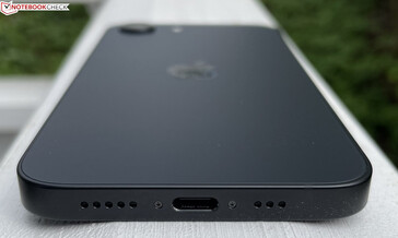 Nederst: mikrofoner, USB-C 2.0, högtalare (bildkälla: Manuel Masiero)