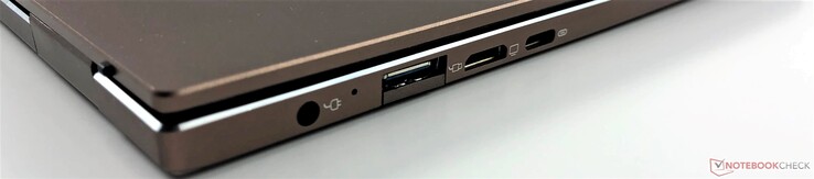 Vänster: DC in, USB 3.1 Gen 1 (5 Gbps) Typ A, Mini HDMI, USB 3.1 Gen 1 Typ C (med Power Delivery och DisplayPort 1.2)