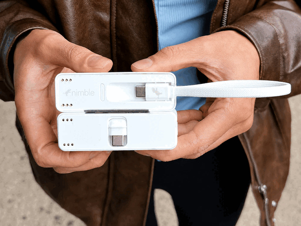 Sharepower Portable Charger har en inbyggd kabel och en hopfällbar USB-C-kontakt.