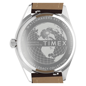 Baksidan av Timex Legacy Day and Date, som visar dess boettlock i rostfritt stål med en jordglob ingraverad, Timex-logotyp och brunt läderarmband.