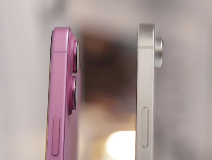 Apple iPhone SE 4 dummy-enhet bredvid iPhone 16. (Bildkälla: Majin Bu)