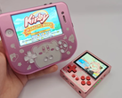 Den moddade iPhone 4S (vänster) tillsammans med en GKD Pixel 2 (höger). (Bildkälla: u/Retr0ddicted via r/SBCGaming)