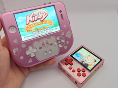 Den moddade iPhone 4S (vänster) tillsammans med en GKD Pixel 2 (höger). (Bildkälla: u/Retr0ddicted via r/SBCGaming)