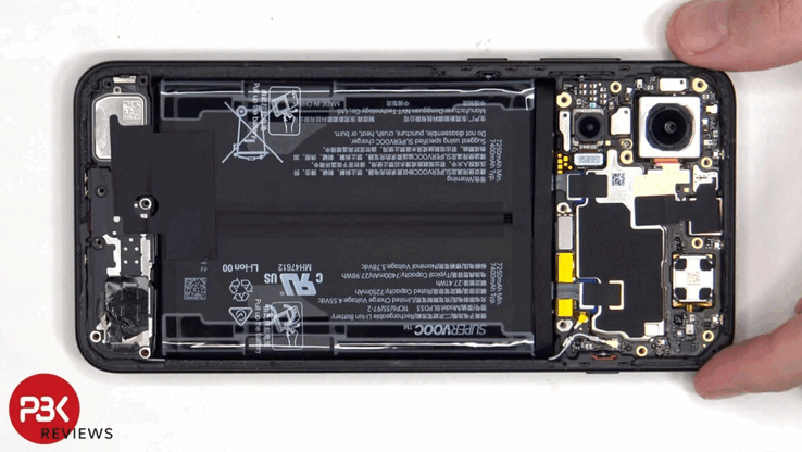 Demontering av OnePlus 15R. (Bildkälla: PBKreviews)