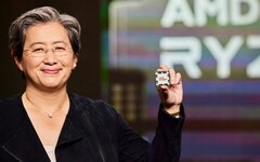 AMD:s VD Lisa Su visar upp en Ryzen-processor. Hennes lönepaket för 2025 har höjts till 33 miljoner dollar. (Bildkälla: AMD)