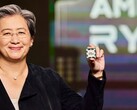 AMD:s VD Lisa Su visar upp en Ryzen-processor. Hennes lönepaket för 2025 har höjts till 33 miljoner dollar. (Bildkälla: AMD)